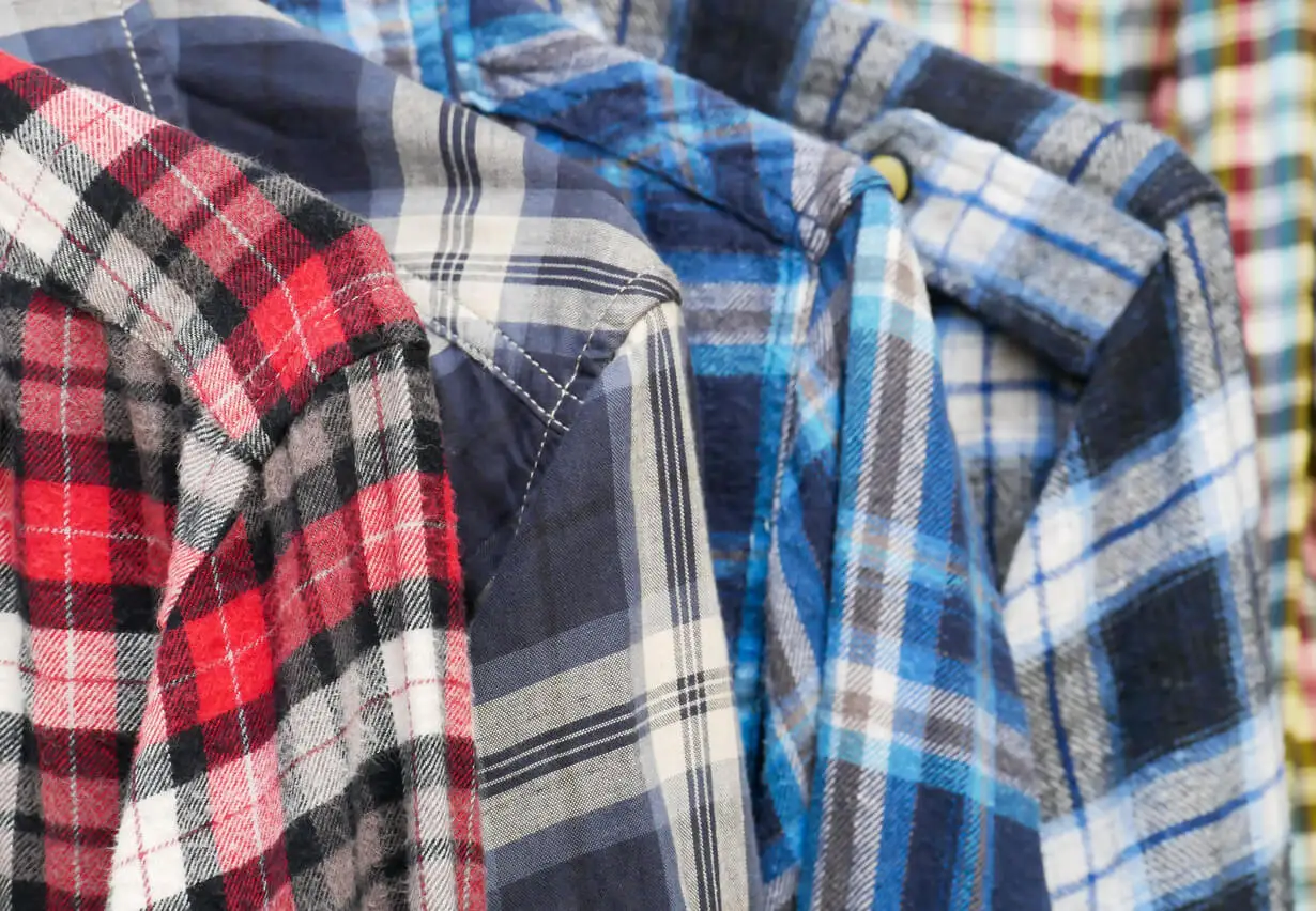 Camisas xadrez coloridas.