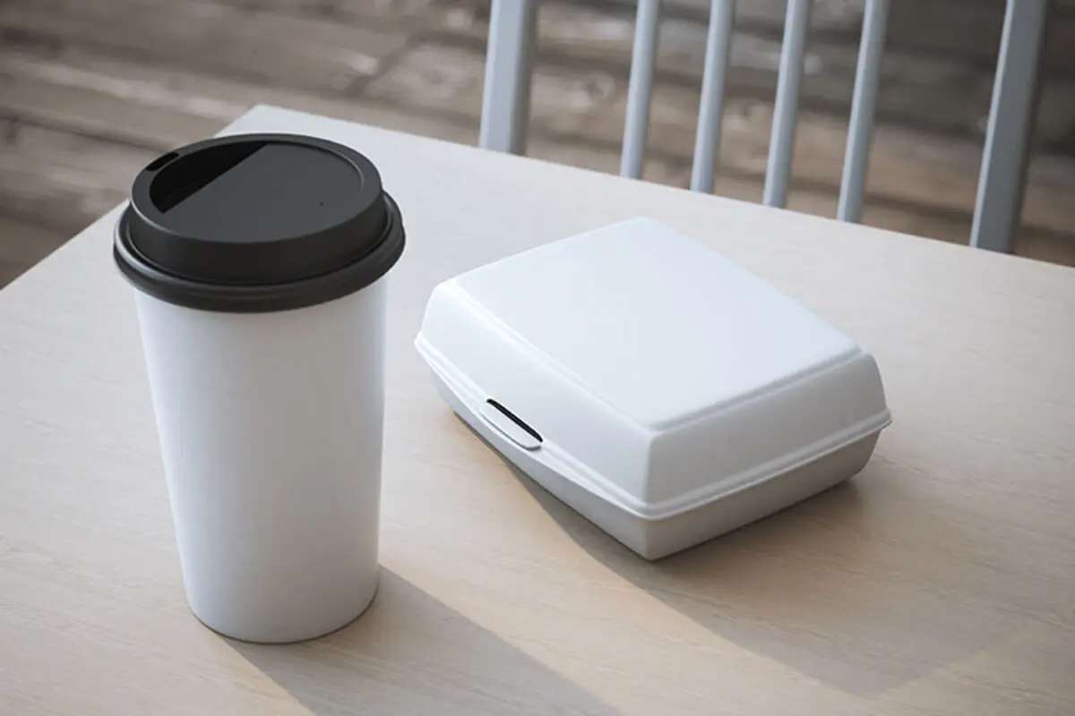 Styroporbecher und -behälter