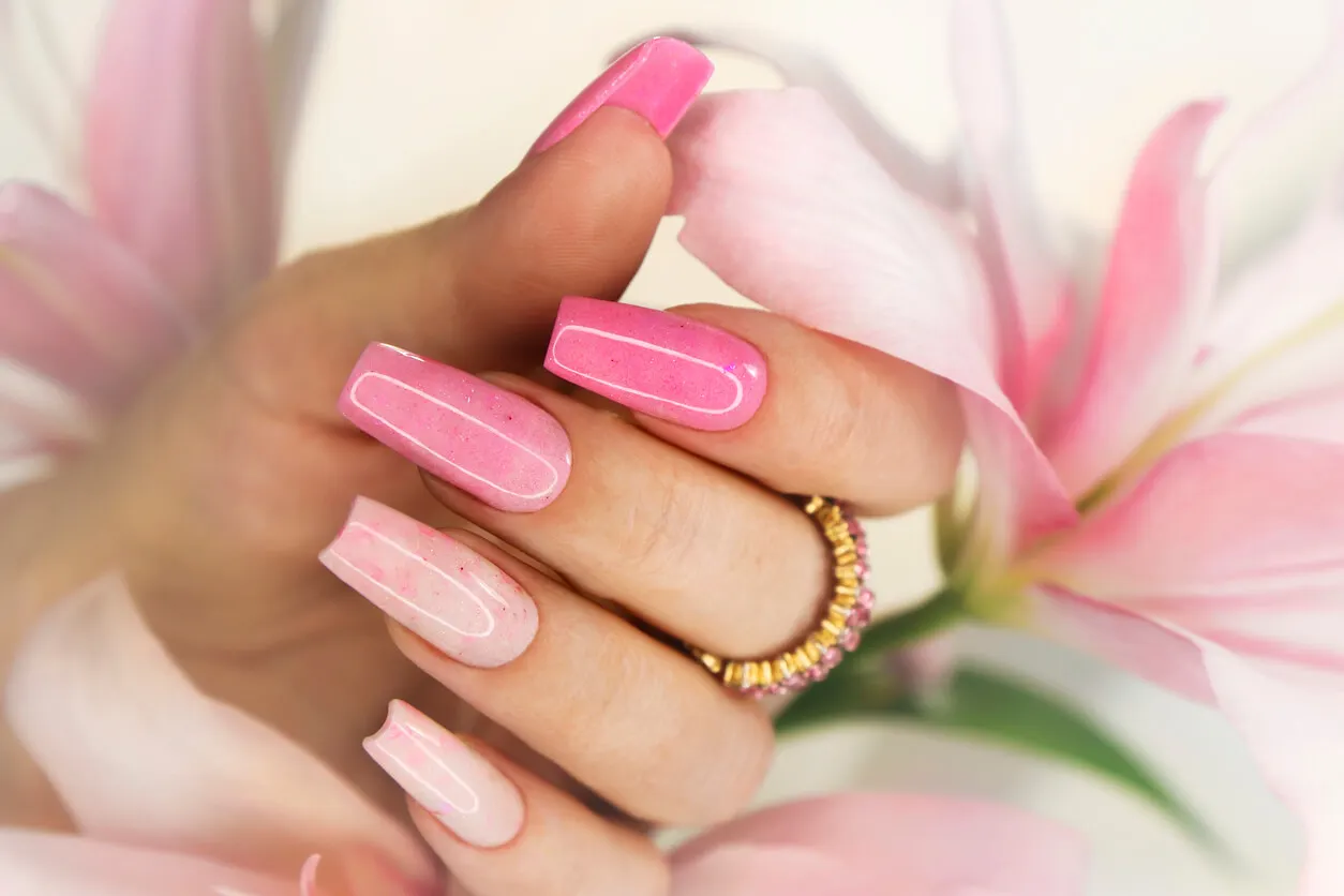 Aplicación del ‘baby boomer’, otras de las manicuras favoritas para quienes desean lucir al estilo Barbie.