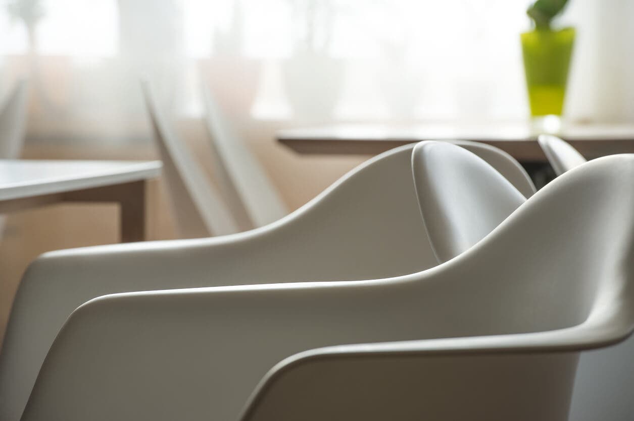 Sillas curvas for el estilo bold and decoración.