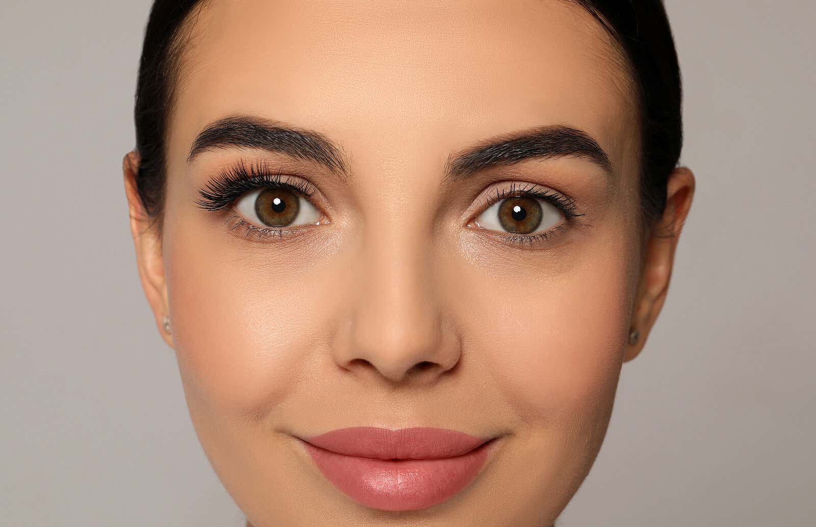 Make-up-Fehler bei Schlupflidern - Frau mit zwei unterschiedlich geschminkten Augen