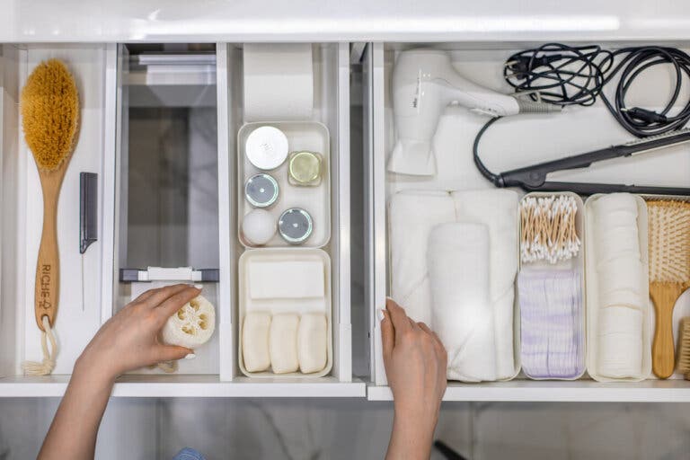 ¿Sabes qué objetos no debes guardar en tu baño? Descúbrelo aquí