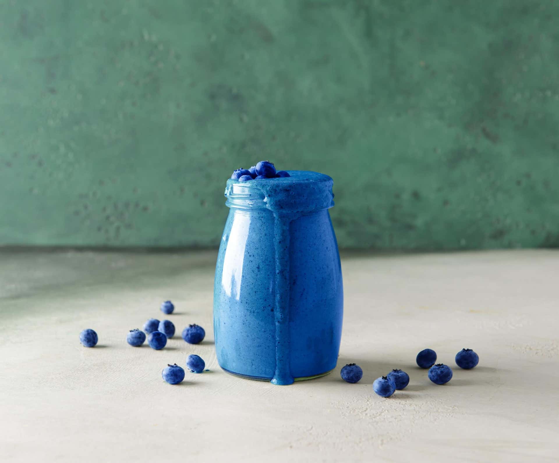 Blue majik smoothien värittämisessä.