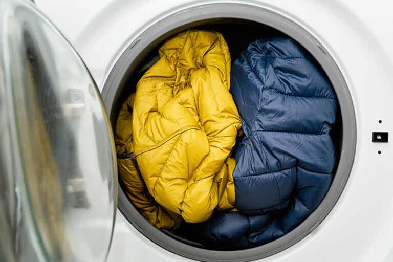 Evita estos 5 errores al lavar chaquetas de plumas porque afectan su calidad