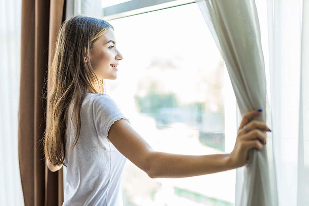 Le nettoyage de printemps doit commencer par l'aération de la maison, ouvrez les fenêtres au moins 10 minutes avant de commencer.