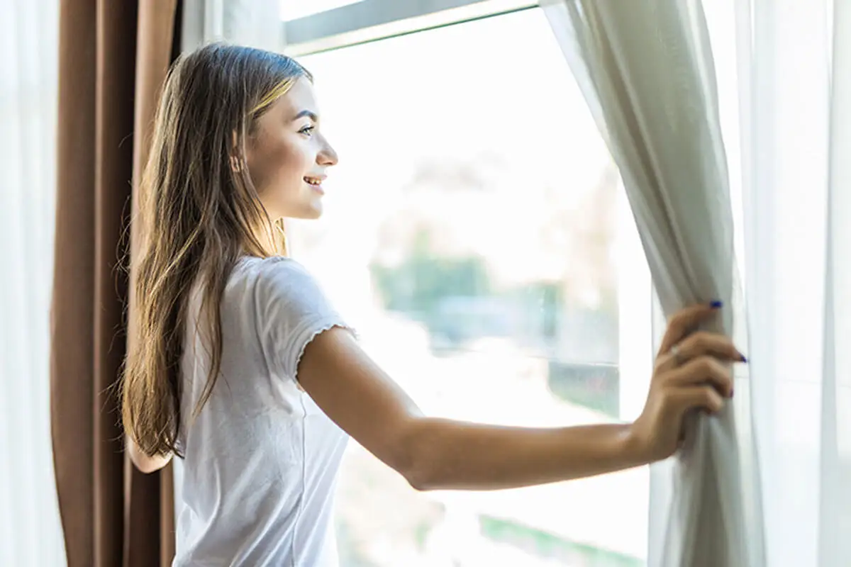 La limpieza de primavera deberá iniciar con la ventilación de la casa, abre las ventanas mínimo 10 minutos antes de empezar.