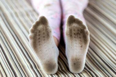 8 trucos para quitar las manchas negras de tus calcetines