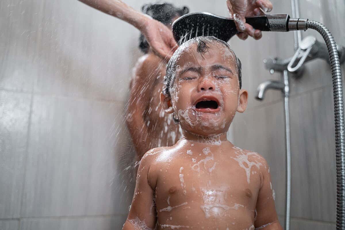 Ablutophobie - kleiner Junge weint unter der Dusche