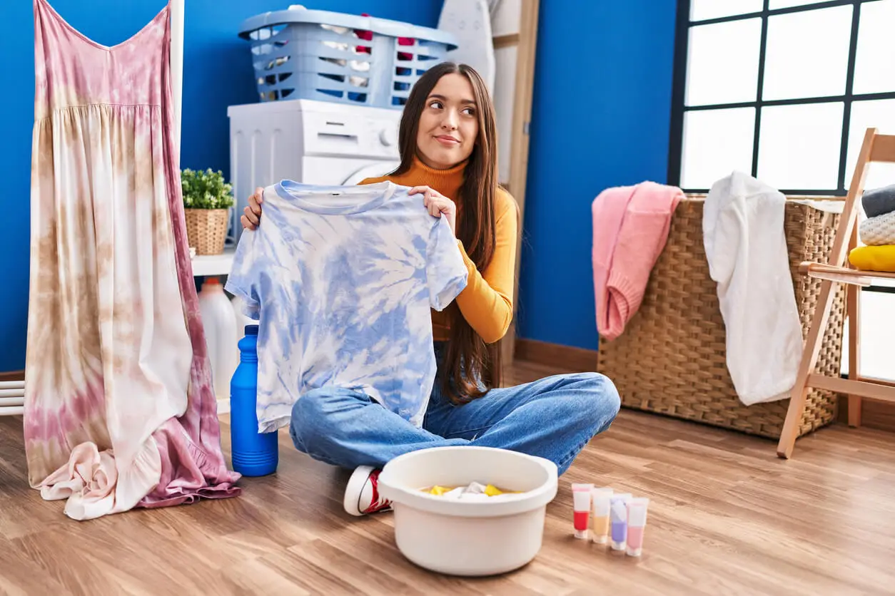 Mulher realiza técnica de tie dye em casa.