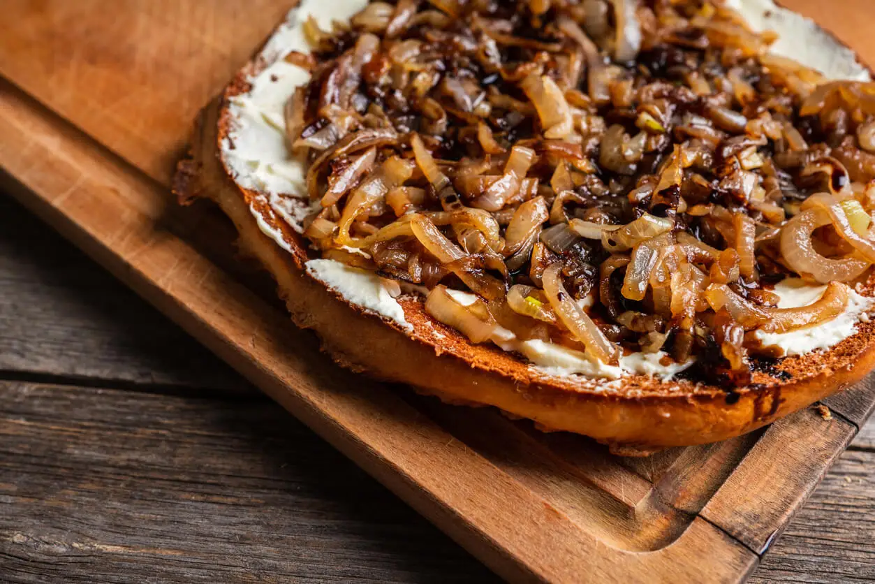 Receta de piza con cebolla caramelizada sin azúcar.