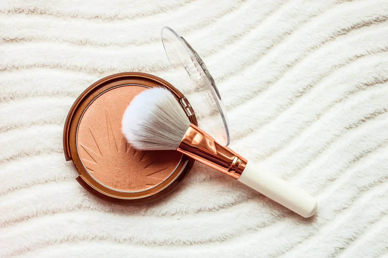 Bronzing-Puder - Puder und Pinsel