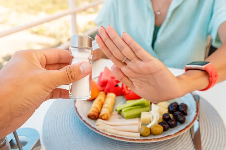 OMS recomienda reducir el consumo de sal para proteger nuestras vidas, ¿cómo podemos hacerlo?