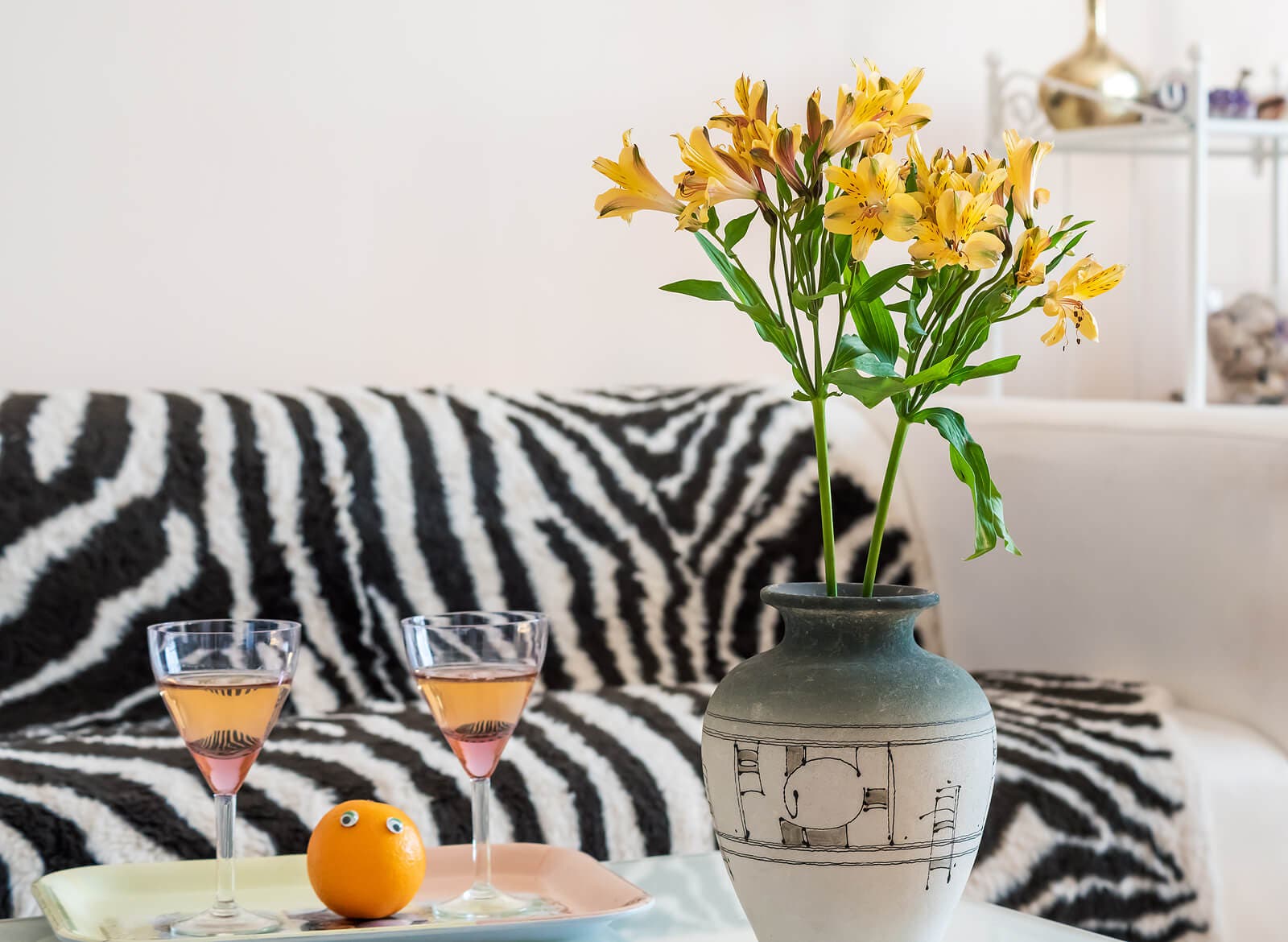 Divano con motivo zebrato.