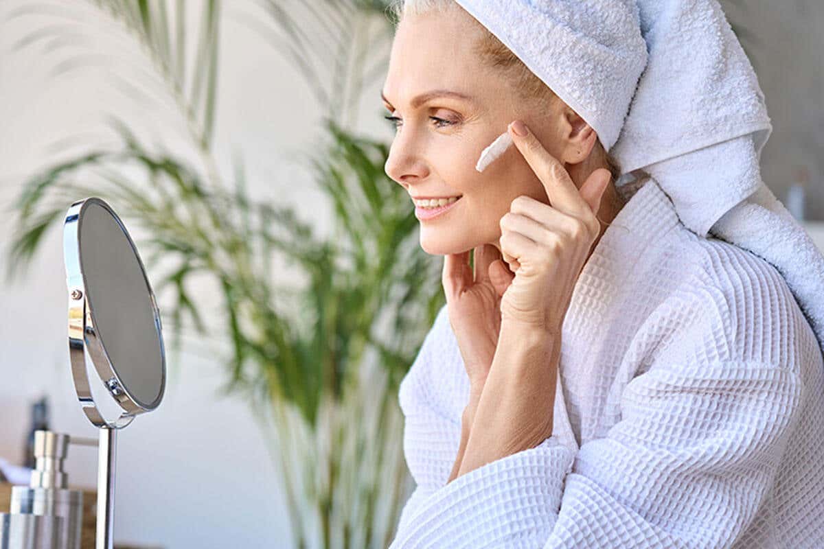 L'une des erreurs de maquillage que font les femmes de plus de 50 ans est de ne pas utiliser de crème solaire.