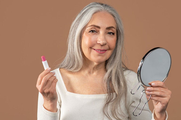  errores de maquillaje más comunes en mujeres mayores de   años y cómo evitarlos