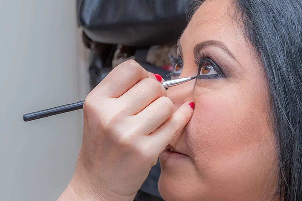 Cuando se es mayor, uno de los errores de maquillaje que se deben evitar es ponerse delineador en los párpados de abajo.