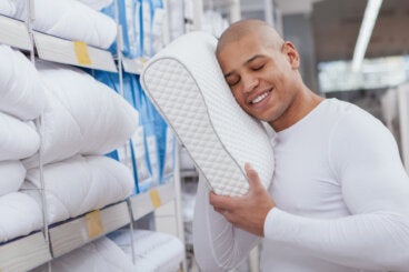 ¿Sabes cada cuánto debes cambiar tu almohada? Aprende a elegir la mejor para ti