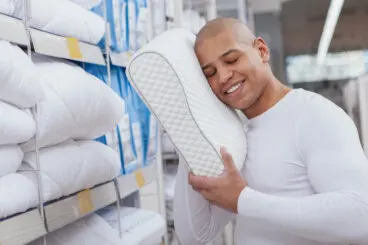 ¿Sabes cada cuánto debes cambiar tu almohada? Aprende a elegir la mejor para ti