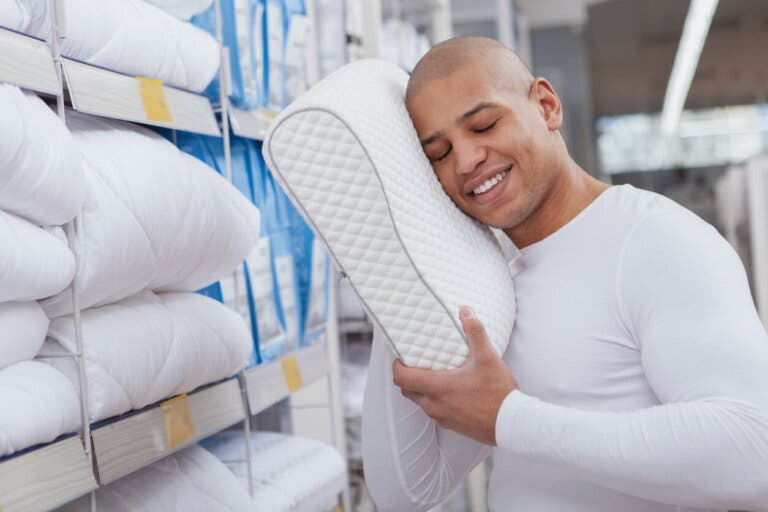 ¿Sabes cada cuánto debes cambiar tu almohada? Aprende a elegir la mejor para ti