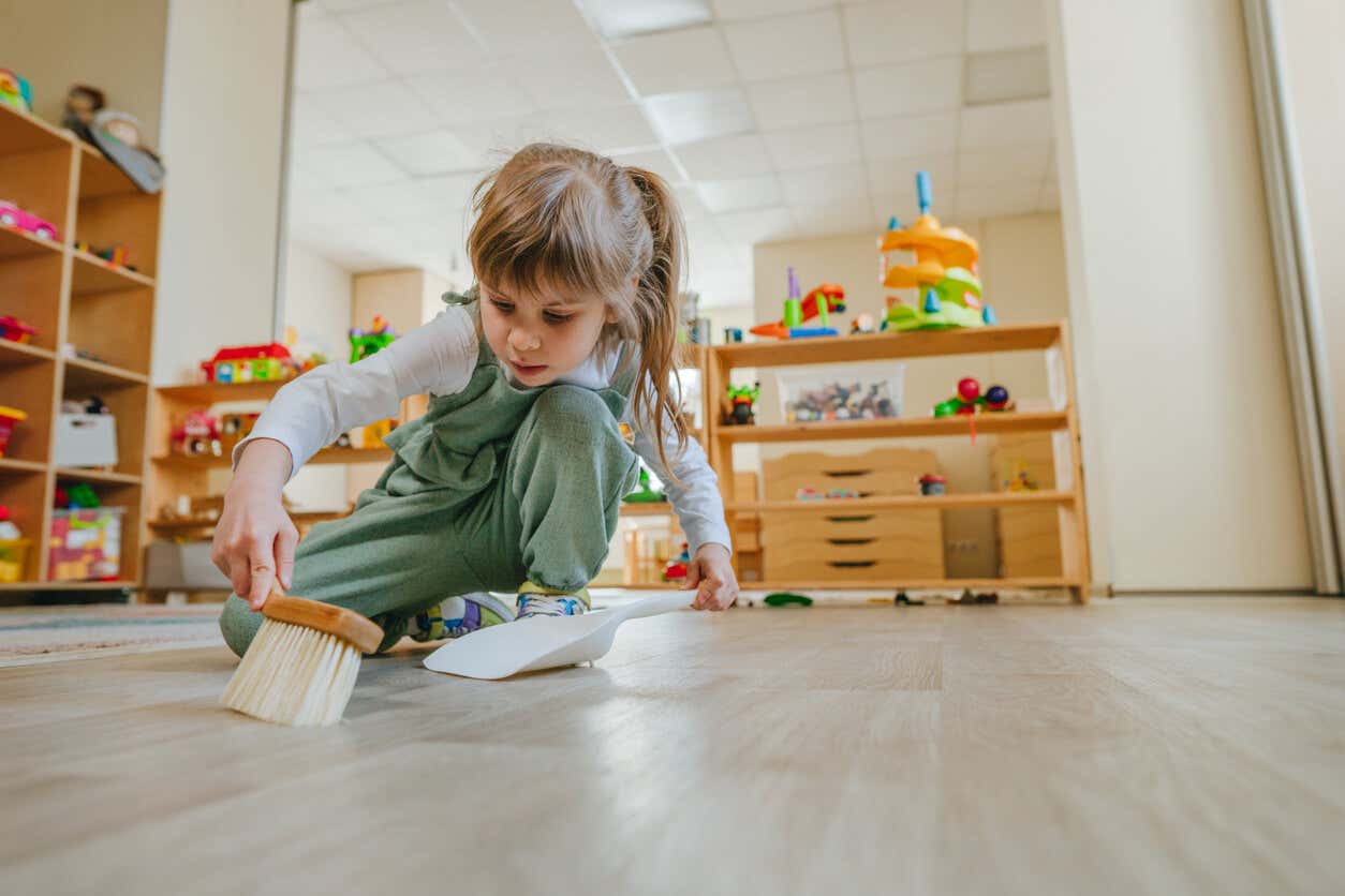 Zabawki Montessori - dziewczynka sprząta