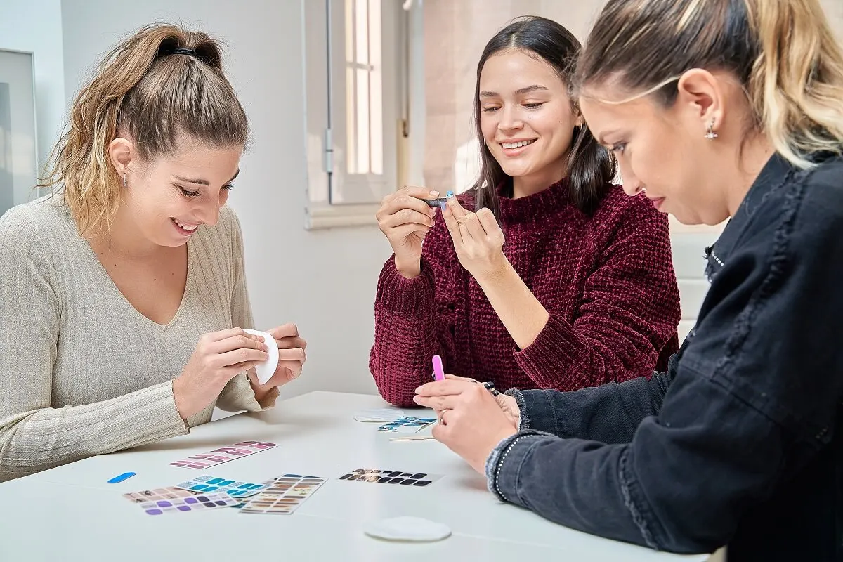 ¿De qué van las pegatinas para manicura y cuáles son sus ventajas?