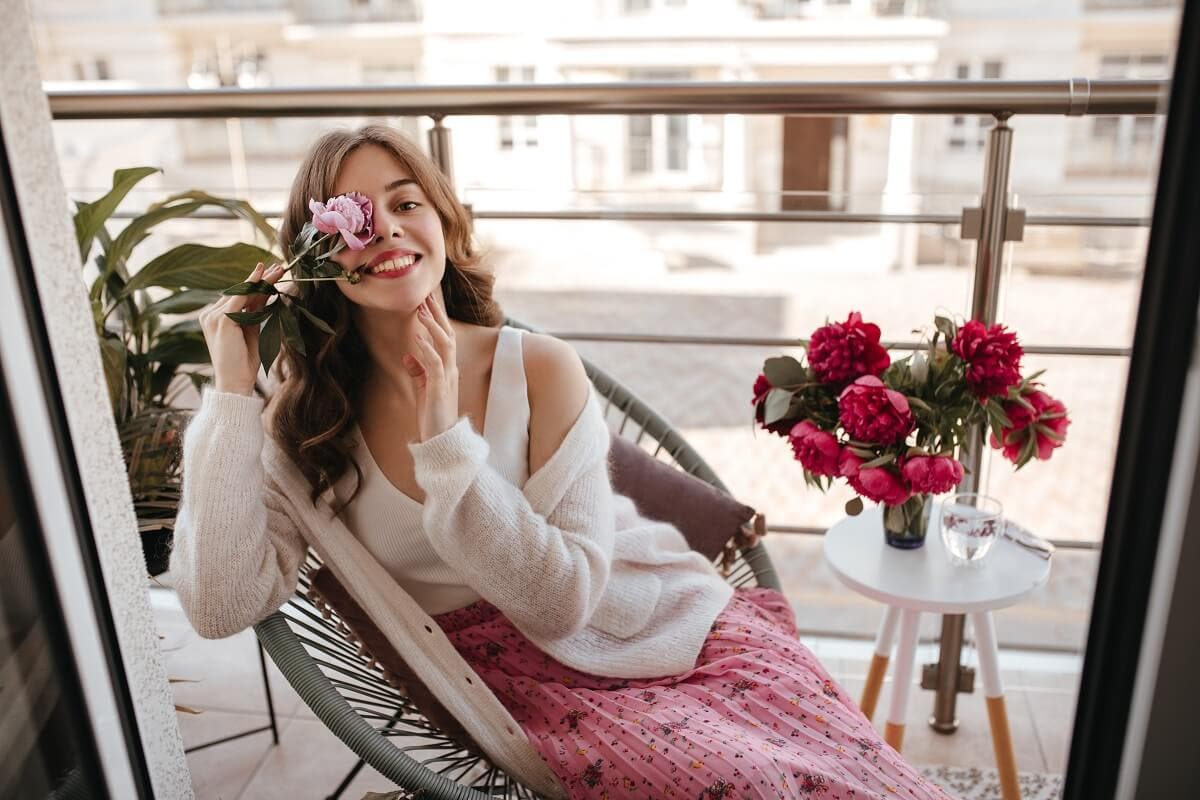 Vrouw tussen de bloemen