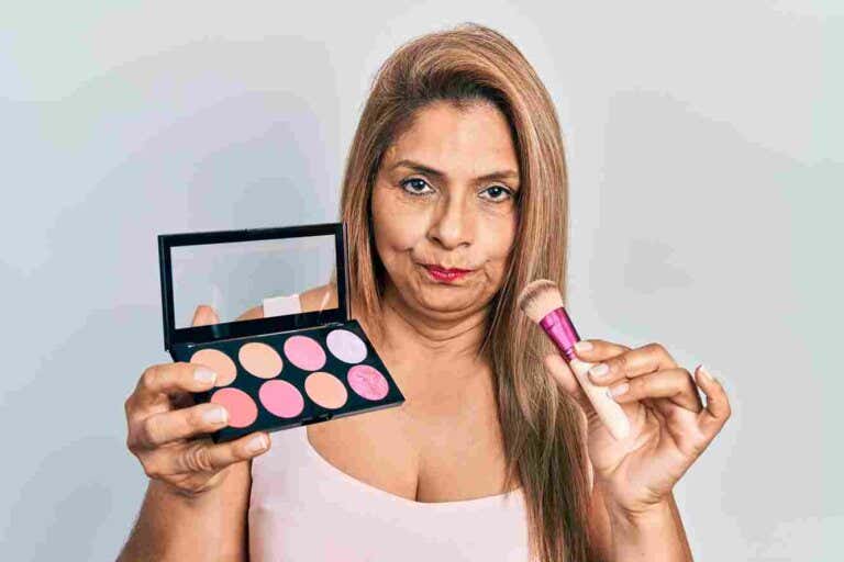 10 errores de maquillaje más comunes en mujeres mayores de 50 años + cómo evitarlos