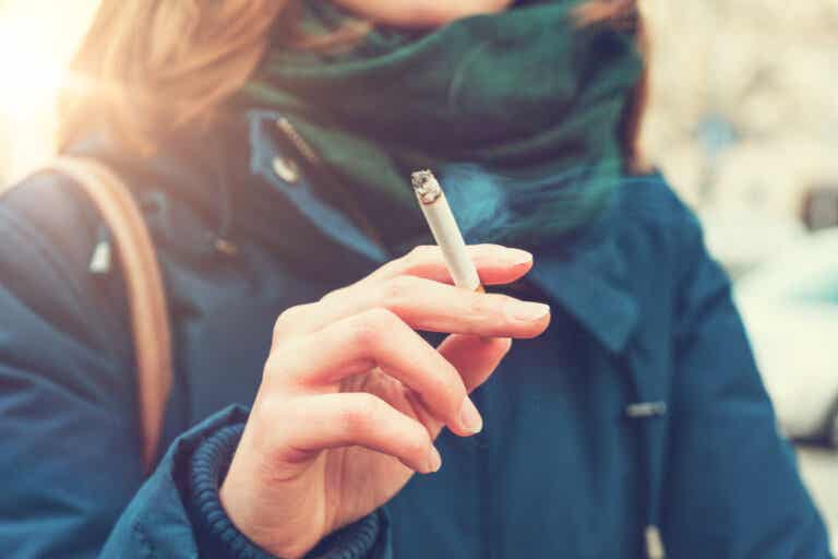2 de cada 10 muertes por tabaco en España son en mujeres: 5 efectos de fumar en la salud femenina