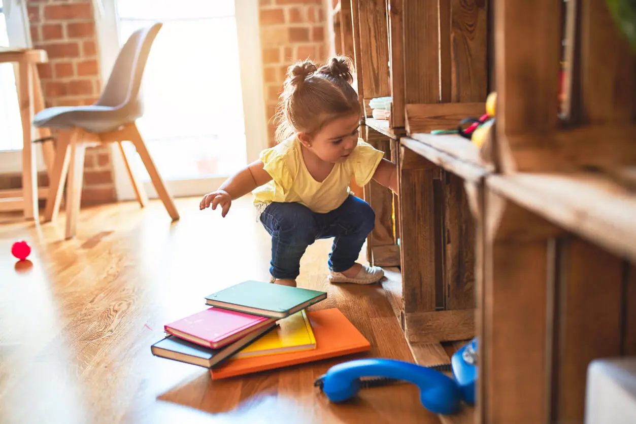 Acesso a brinquedos Montessori para crianças