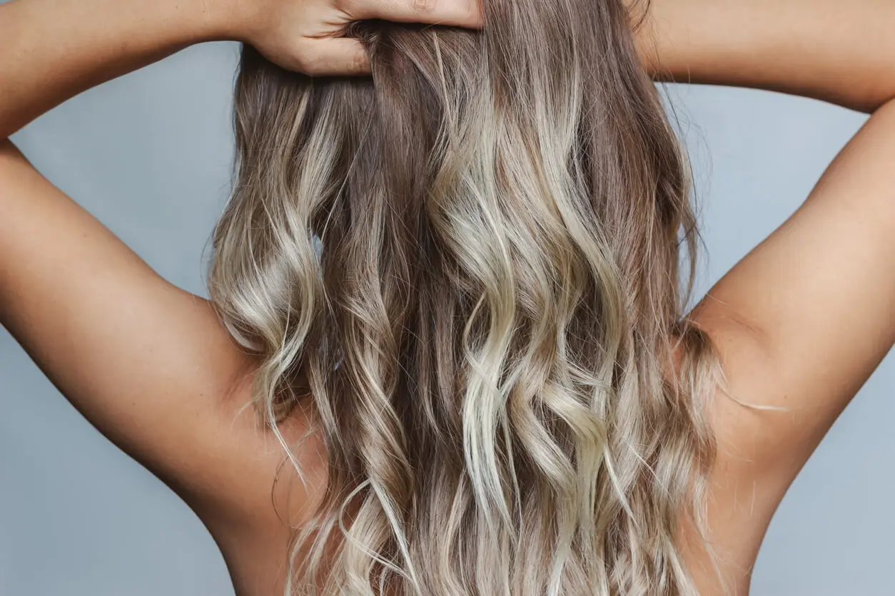 Tres tonos de cabello en el estilo smoky gold.