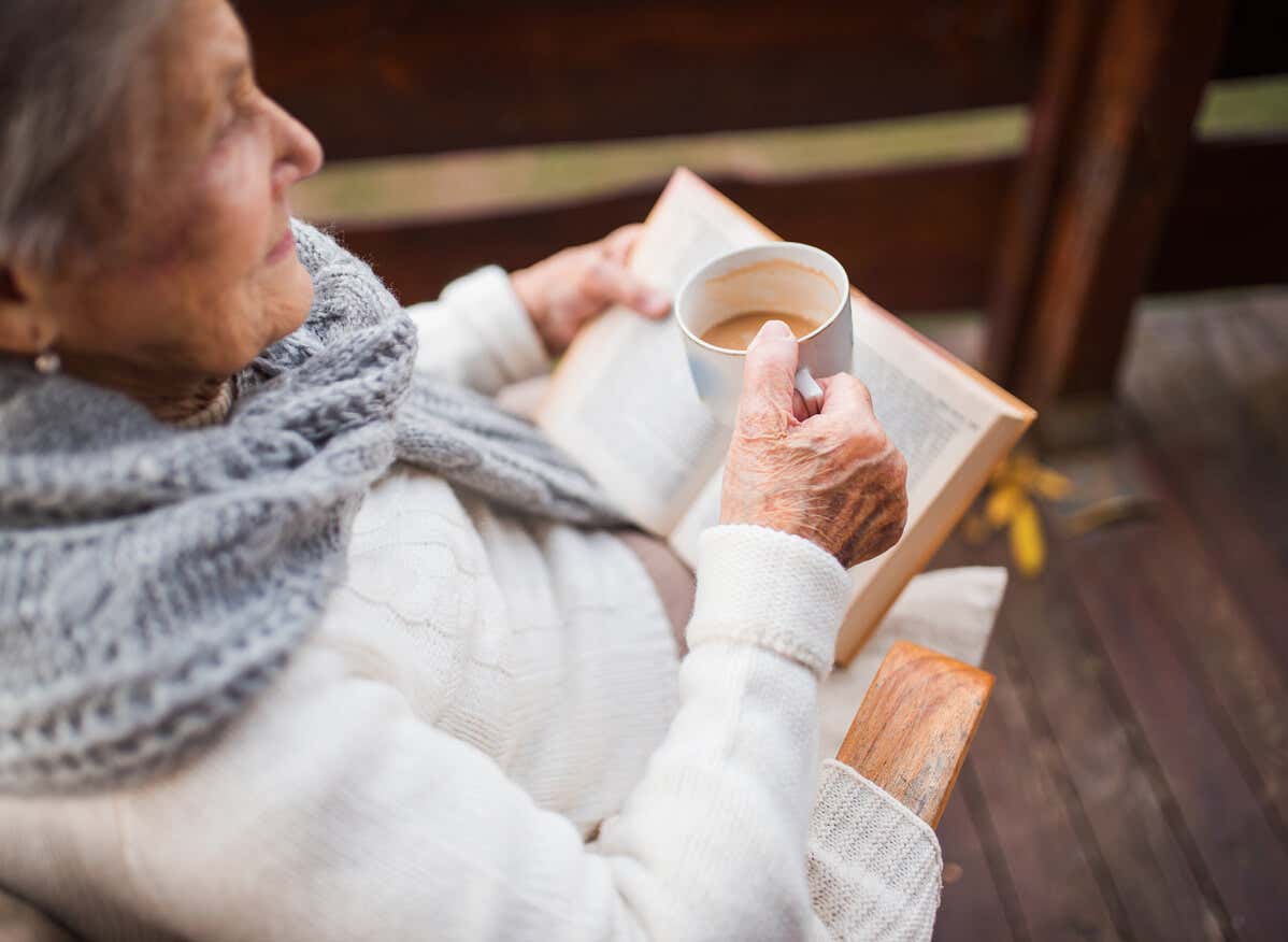 Una donna anziana beve tè oolong.