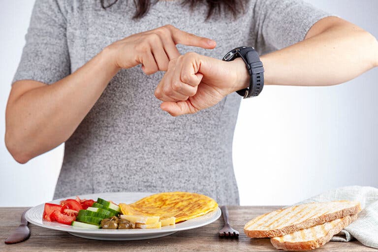 Ayuno intermitente para mujeres después de los 50 años: cómo aplicarlo de forma saludable