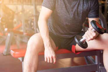 Beneficios y desventajas de entrenar con pesas en ayunas