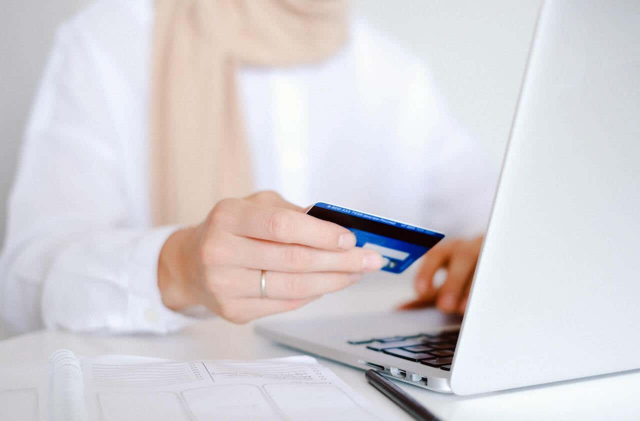 Usar la tarjeta de crédito sabiamente te permite gestionar los gastos mensuales