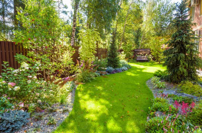 24 ideas para decorar un jardín o patio con poco dinero