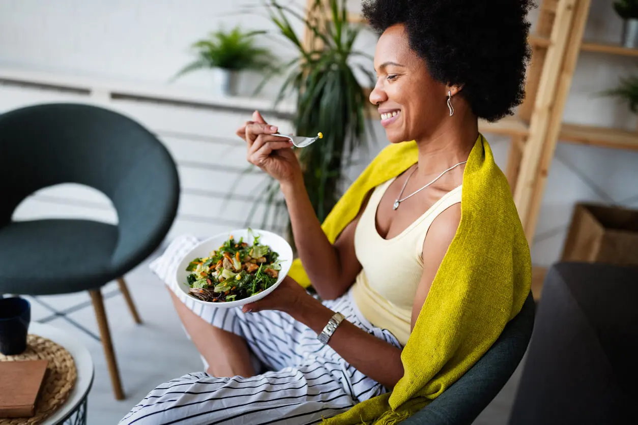 Mujer lleva una comida inteligente en ensaladas