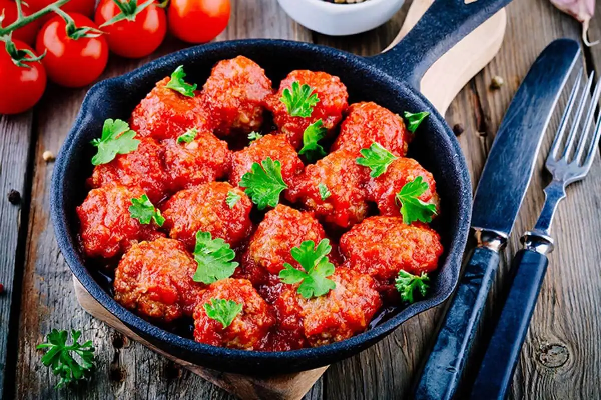 Las albóndigas a la provenzal son una de las recetas más fáciles a ejecutar en tu olla de cocción lenta, ideales para servir entradas.