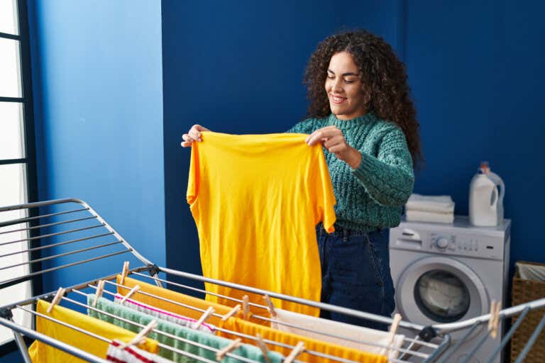 Cómo secar la ropa dentro de la casa y evitar la humedad