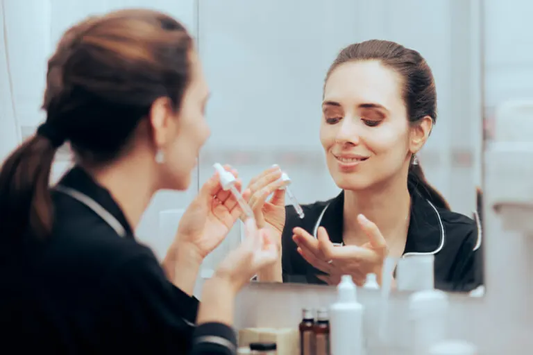 Técnica sándwich: primeros pasos para aplicar el retinol de forma segura