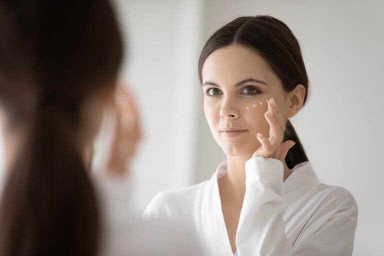 ¿Qué es un emoliente y cómo beneficia la salud de la piel?