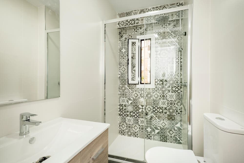 Baño con baldosas.
