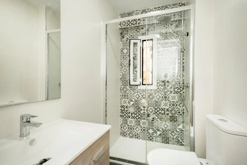 Baño con baldosas.