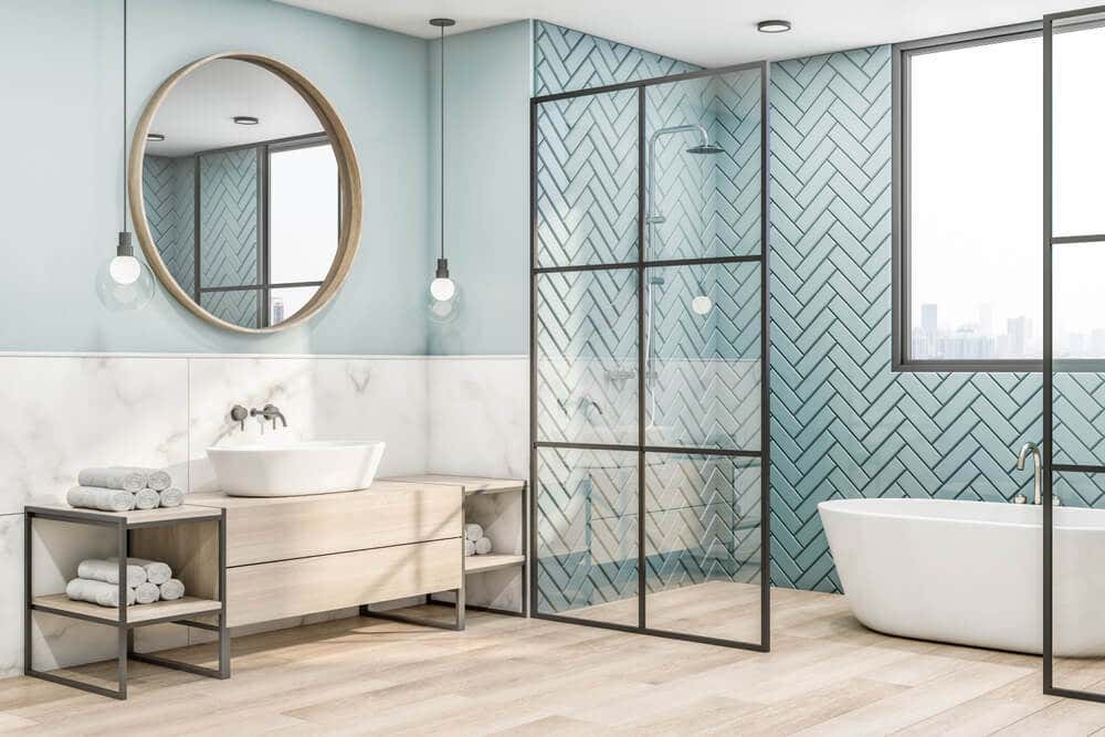 Baños modernos con azulejos.