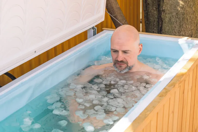 ¿Los baños de hielo realmente aportan beneficios? La verdad sobre esta tendencia