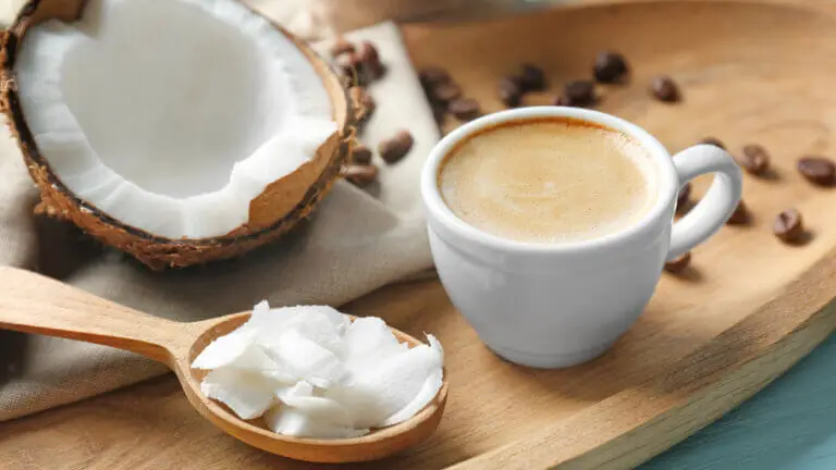 Café con aceite de coco: beneficios y cómo tomarlo para no subir de peso