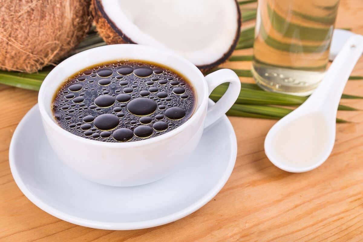 Café con aceite de coco: así debes tomarlo para no subir de peso