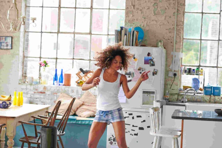 Bailoterapia: 5 beneficios y cómo practicarla en casa