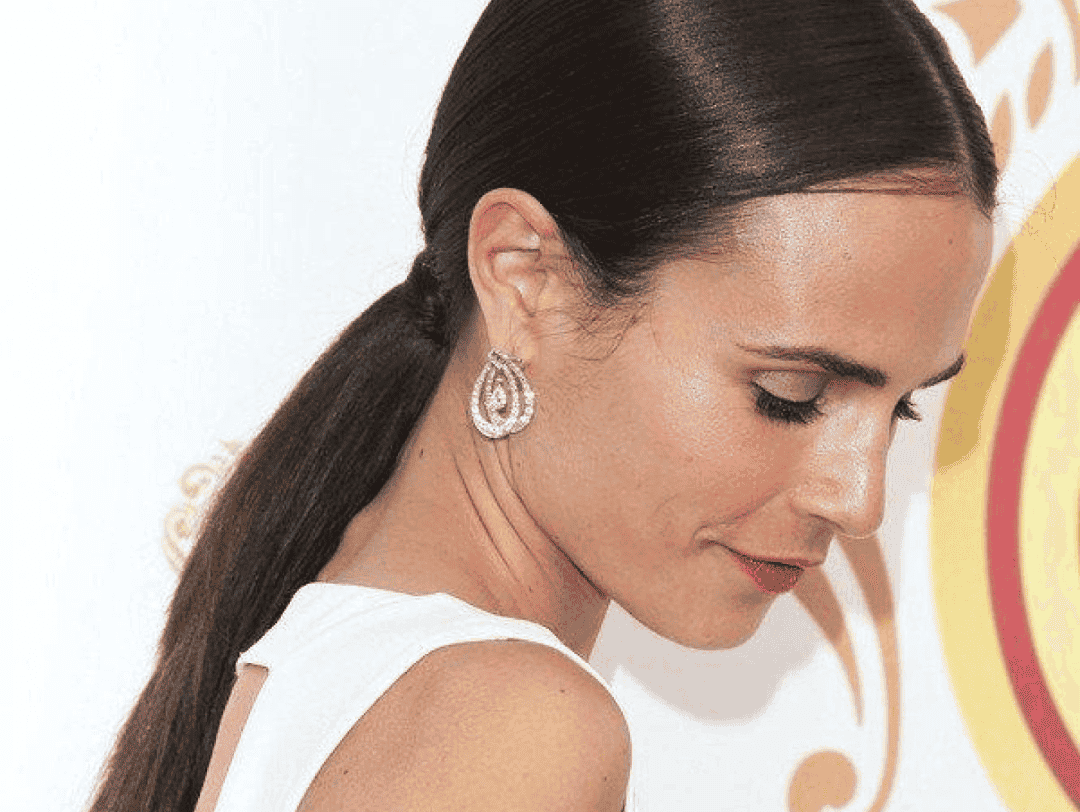 Coleta baja es uno de los peinados recogidos para la mujer empresarial moderna