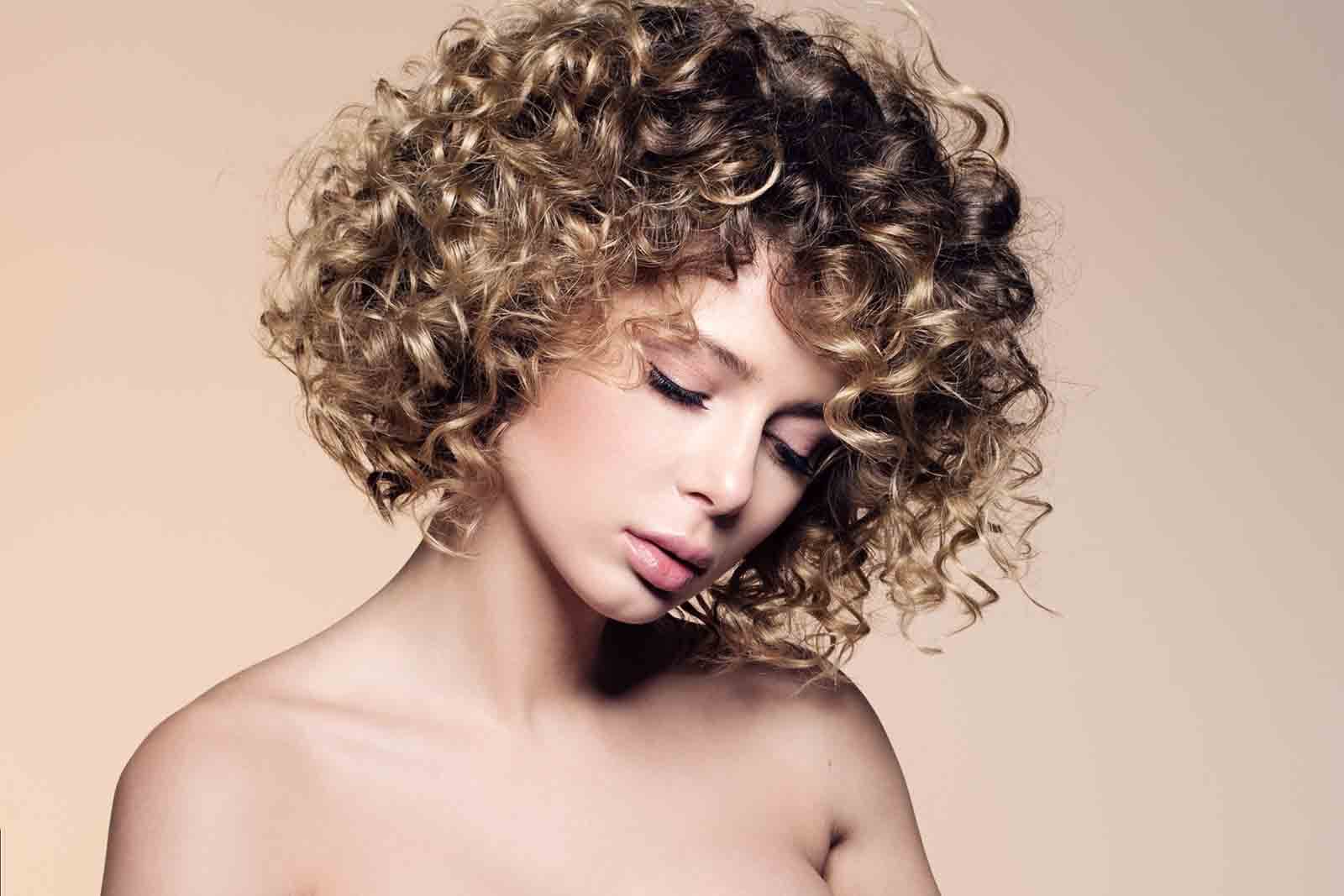 Τα 15 πιο κολακευτικά κουρέματα για σγουρά μαλλιά