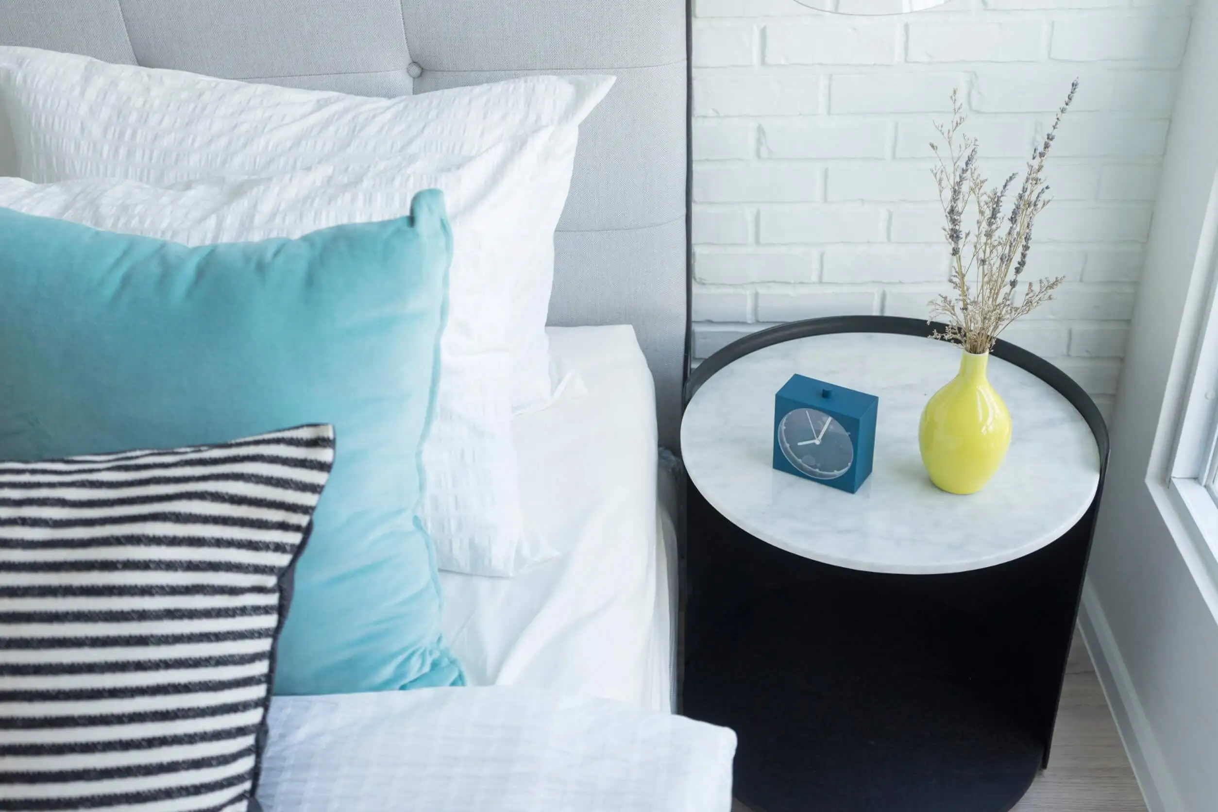 Les mini tables d'appoint sont une excellente option pour décorer de petites chambres doubles